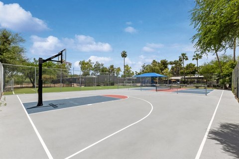 Basketball court at Lakeside Casitas apartments