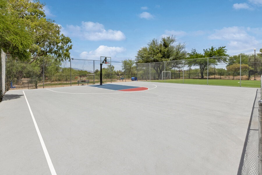 Basketball court at Lakeside Casitas apartments