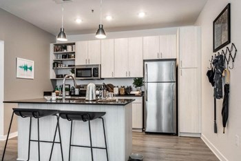 Model kitchen with updated appliances - Photo Gallery 6