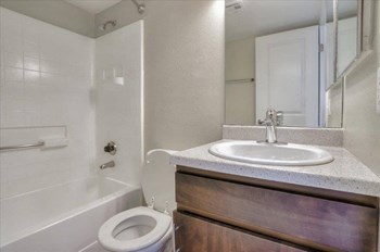 Model bathroom with vanity - Photo Gallery 9