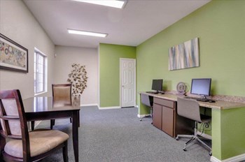 Business center with computers - Photo Gallery 17