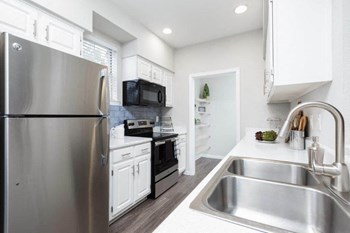 Model kitchen with stainless steel appliances - Photo Gallery 5
