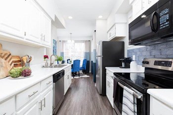 Model kitchen with white cabinetry - Photo Gallery 4