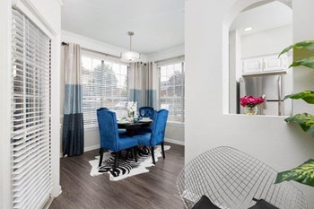 Model dining area with two large windows - Photo Gallery 6