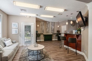 Leasing office with community internet & computers