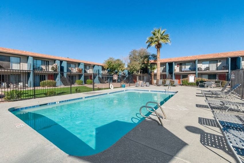 Resort style swimming pool - Photo Gallery