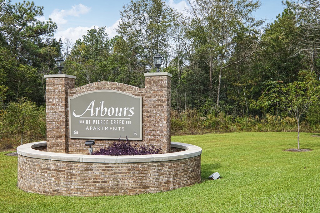 the clubhouse sign apartments