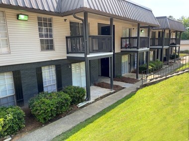 2700 Temple Crest Drive 1-2 Beds Apartment for Rent - Photo Gallery 1