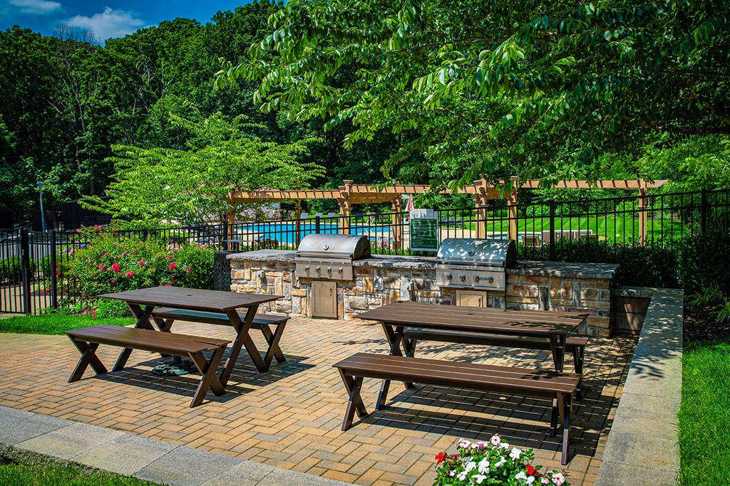 A backyard with a pool and picnic tables at Atlantic Pointe Apartments, New Jersey, 07716