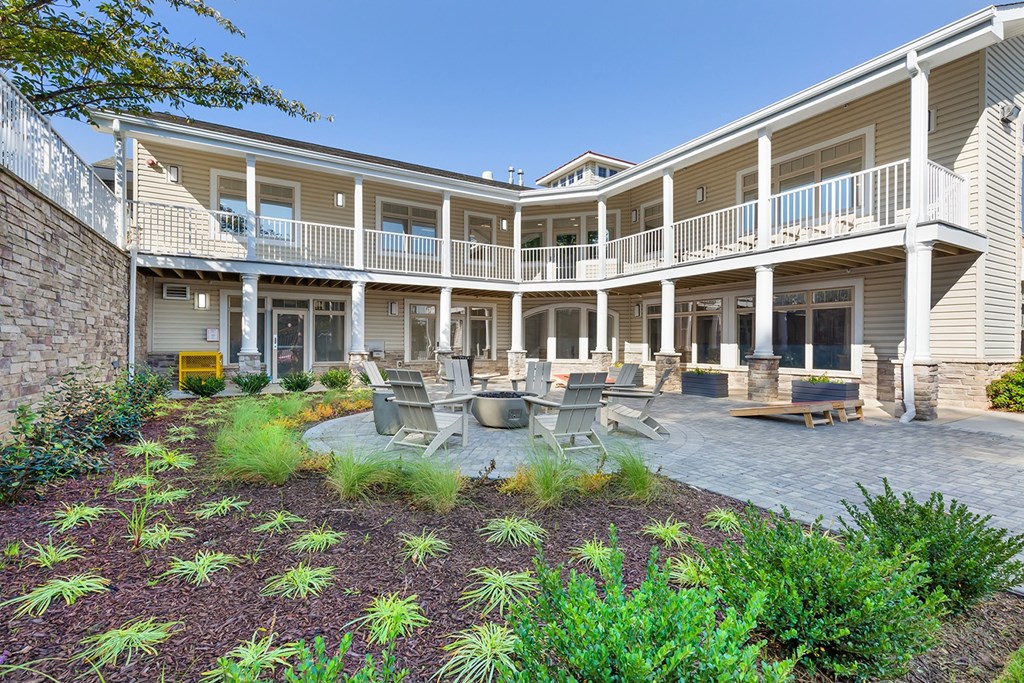 the courtyard at the preserve apartments at Copper and Quarry Village, Maryland