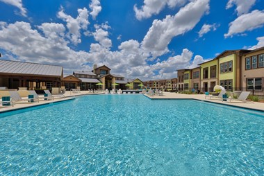 Estraya Pool