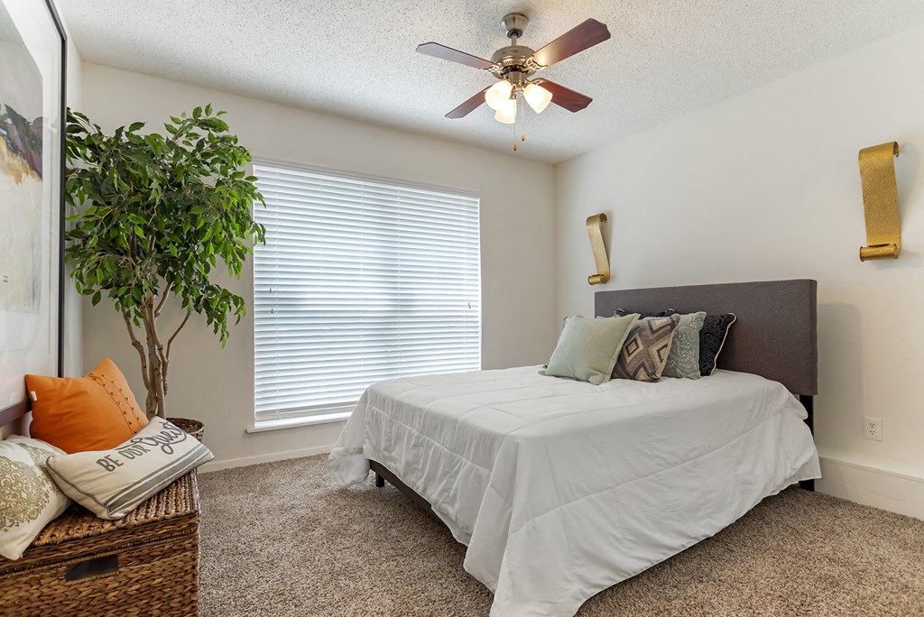 Bedroom with high ceiling fan at Lakeshore Landing Apartments, Ridgeland, MS, 39157