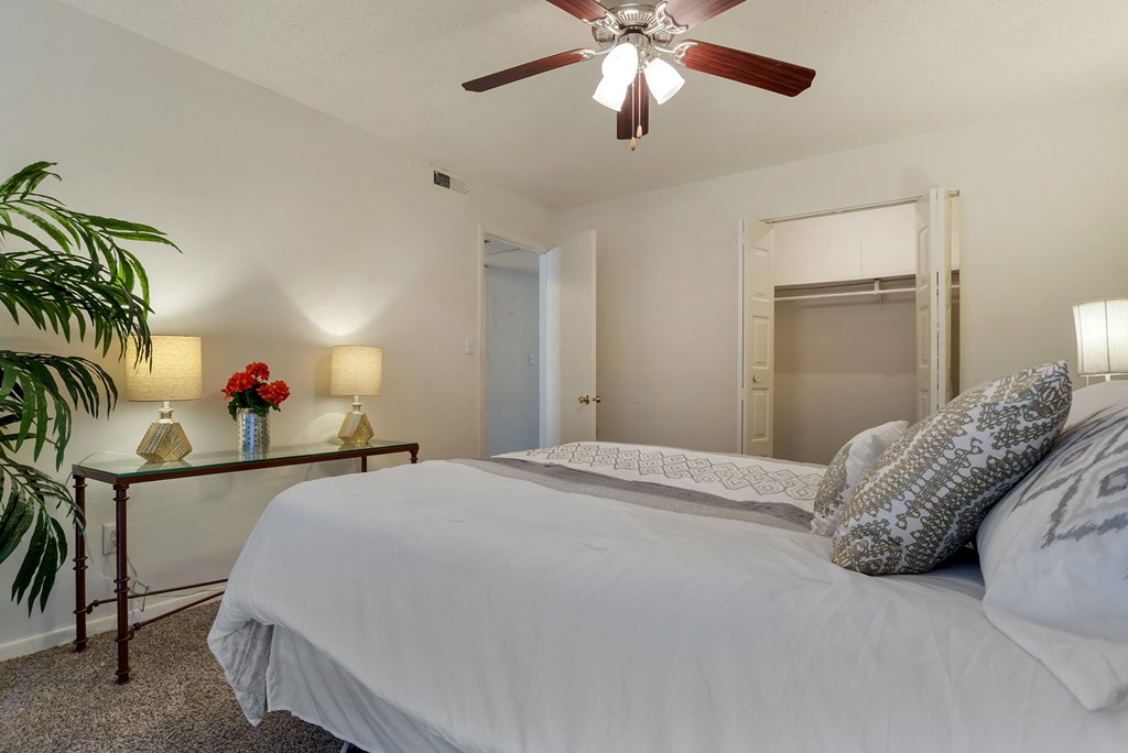 Classic Bedroom at Lakeshore Landing Apartments, Mississippi, 39157