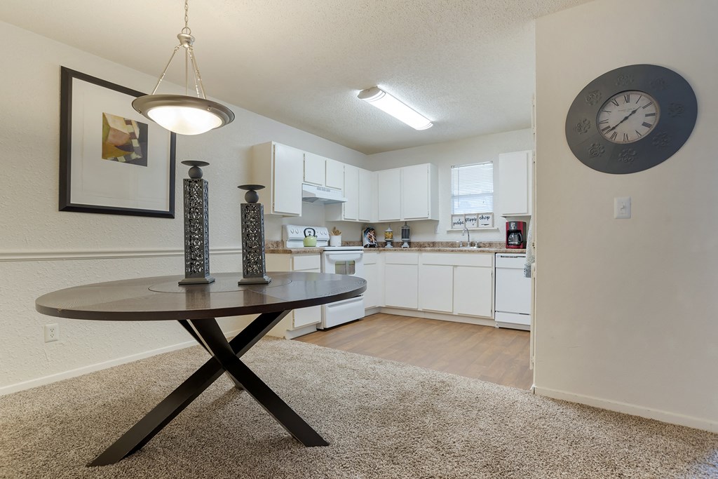 Dining Room Dining Room at Lakeshore Landing Apartments, Ridgeland, 39157