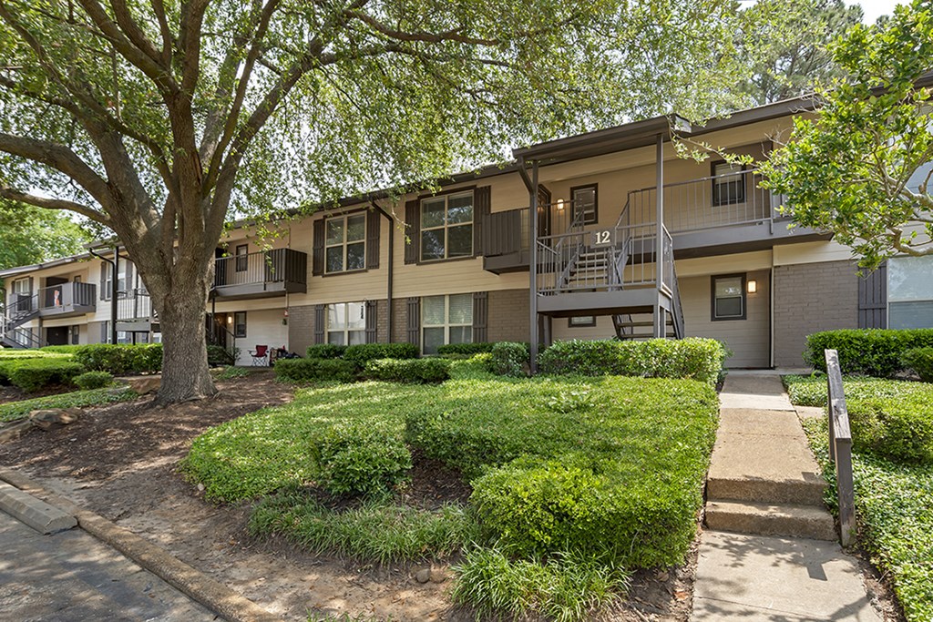 Exterior garden at Lakeshore Landing Apartments, Ridgeland, MS