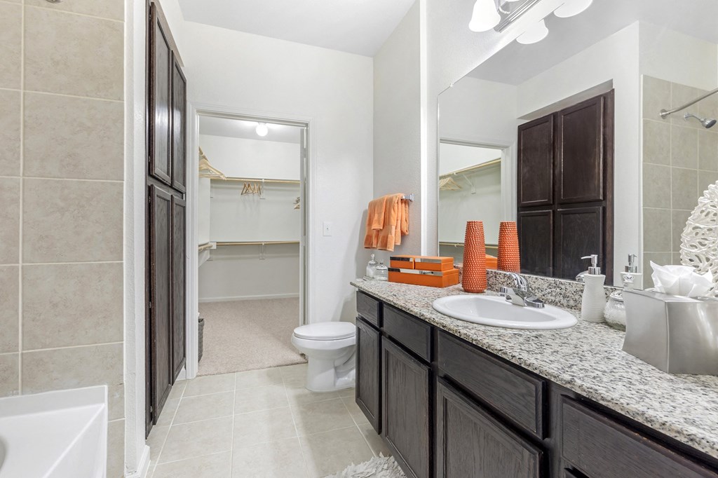 Designer Bathroom Suites at Mansfield on the Green, Milwaukie, TX, Texas