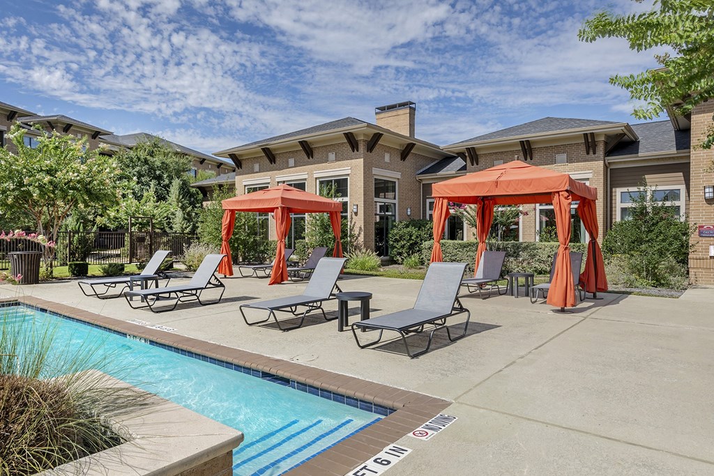 Swimming Pool And Relaxing Area at Mansfield on the Green, Milwaukie, Texas