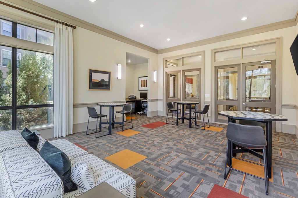 Courtyard With Ample Sitting at Mansfield on the Green, Milwaukie, Texas