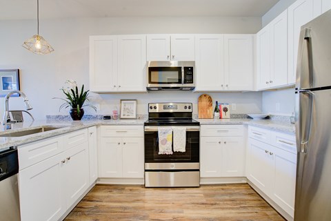 Kitchen at Midtown Row Apartments, Montgomery, AL
