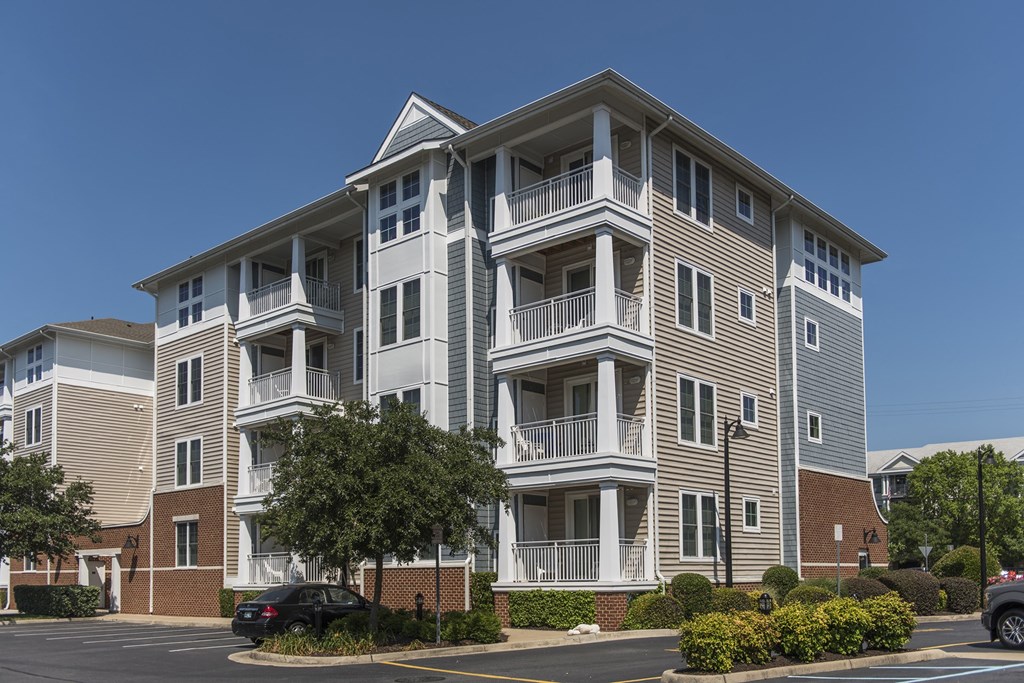Exterior at River House Apartments, Virginia