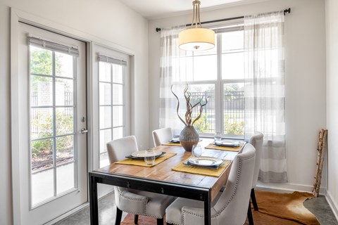 Dining at Robley Place, Lafayette, LA, 70503