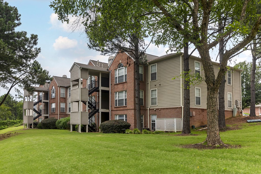 Front View Of Main Building at Southaven Pointe Apartments, Mississippi
