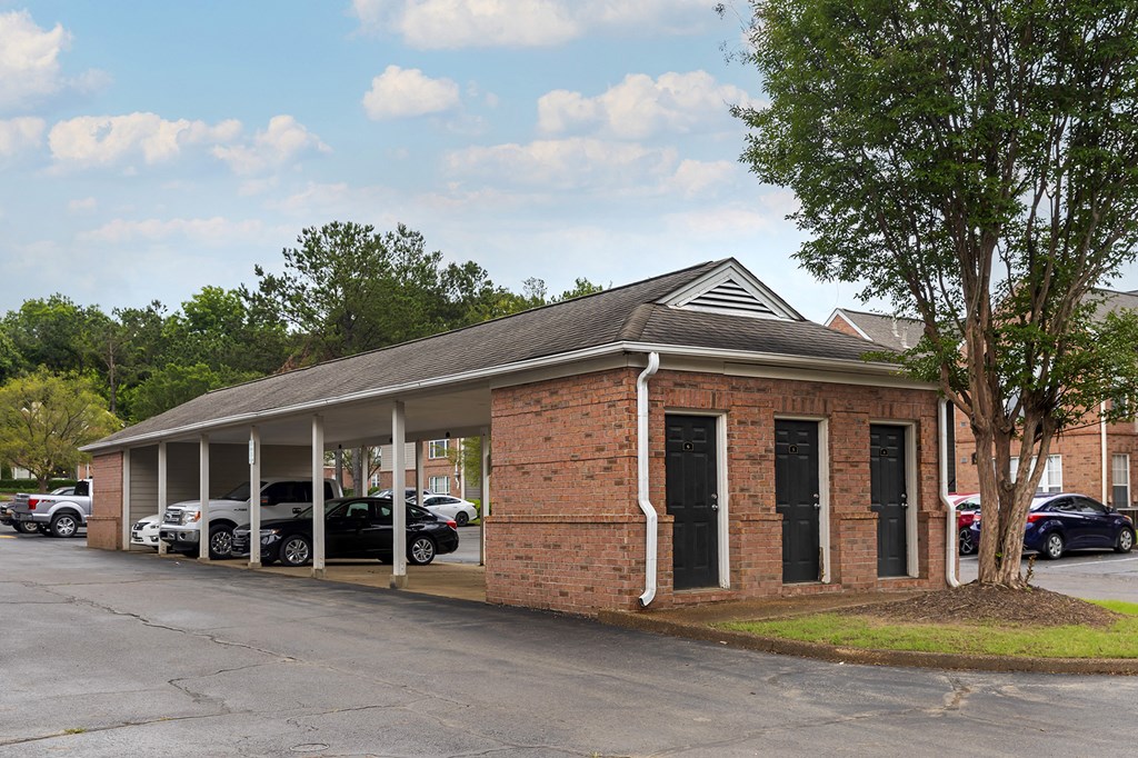 Parking at Southaven Pointe Apartments, Southaven