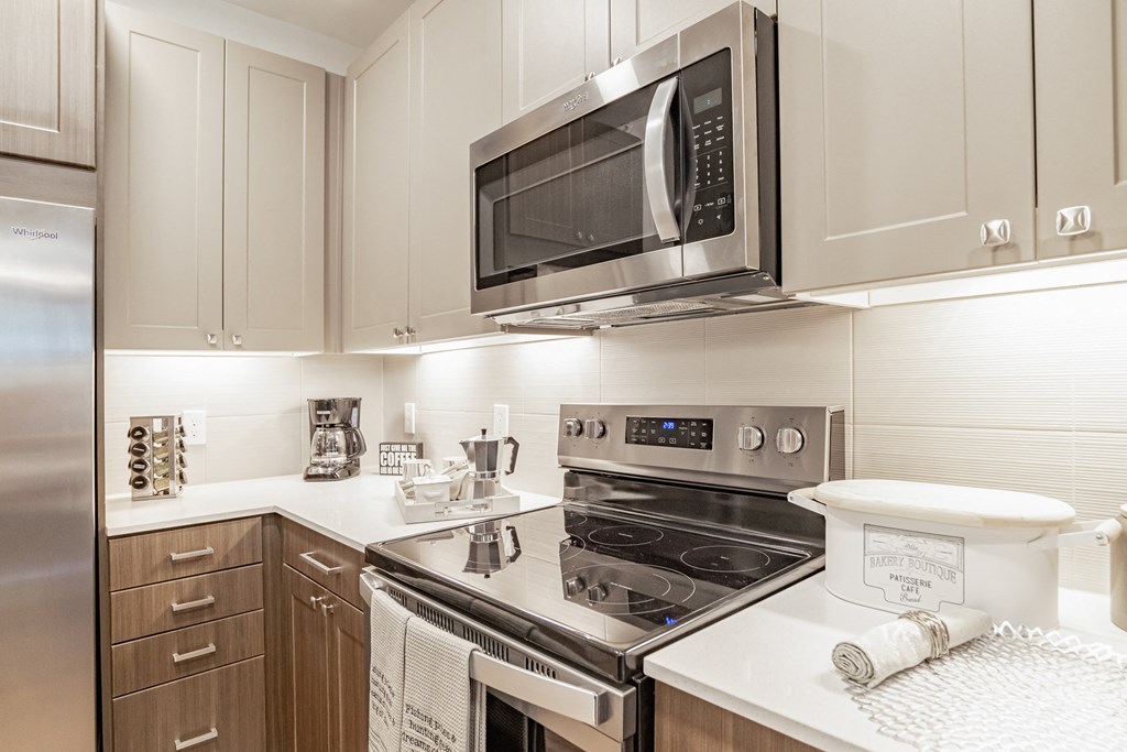 Fully Equipped Kitchen at Stone Loch Apartments, Tomball, TX 77375