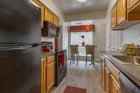 Fully Equipped Eat-In Kitchen at The Apartments at The Sycamores, Reston, VA, 20190