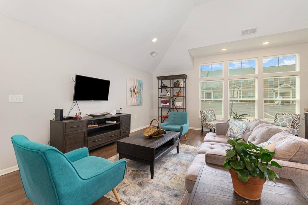 additional photo for property listing at chic digs with room to stretch out in the village 22 car