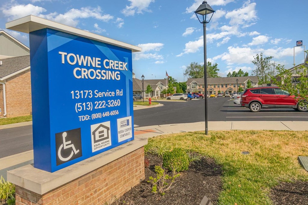 a sign in front of a building that reads tome creek crossing