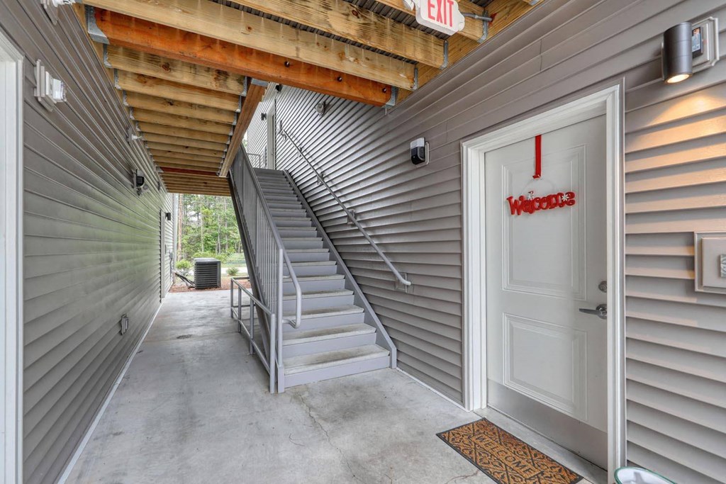 additional photo for property listing at chic digs with room to stretch out in the village 22 car