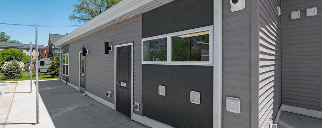 the building where the motel is located