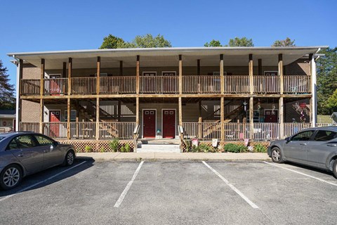 the front of a motel with cars parked in front of it