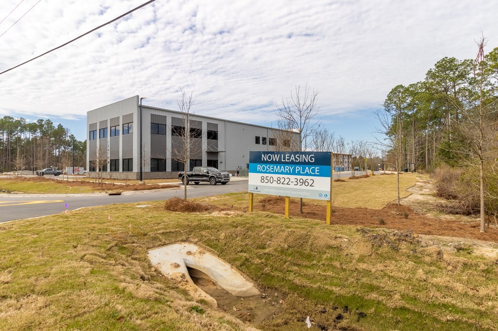A sign in front of a building advertises that it is for lease.