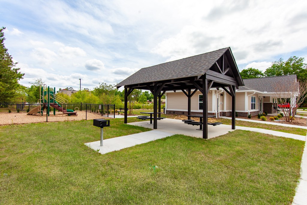 the pavilion at the whispering winds apartments in pearland