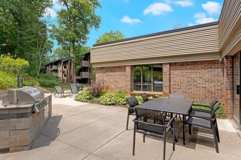 Outdoor grilling and picnic area at Glen Oaks East Apartments in Grand Rapids, MI