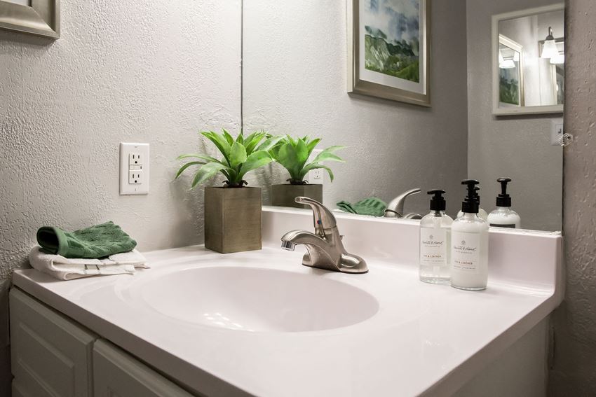 bathroom vanity. White quartz - Photo Gallery 1