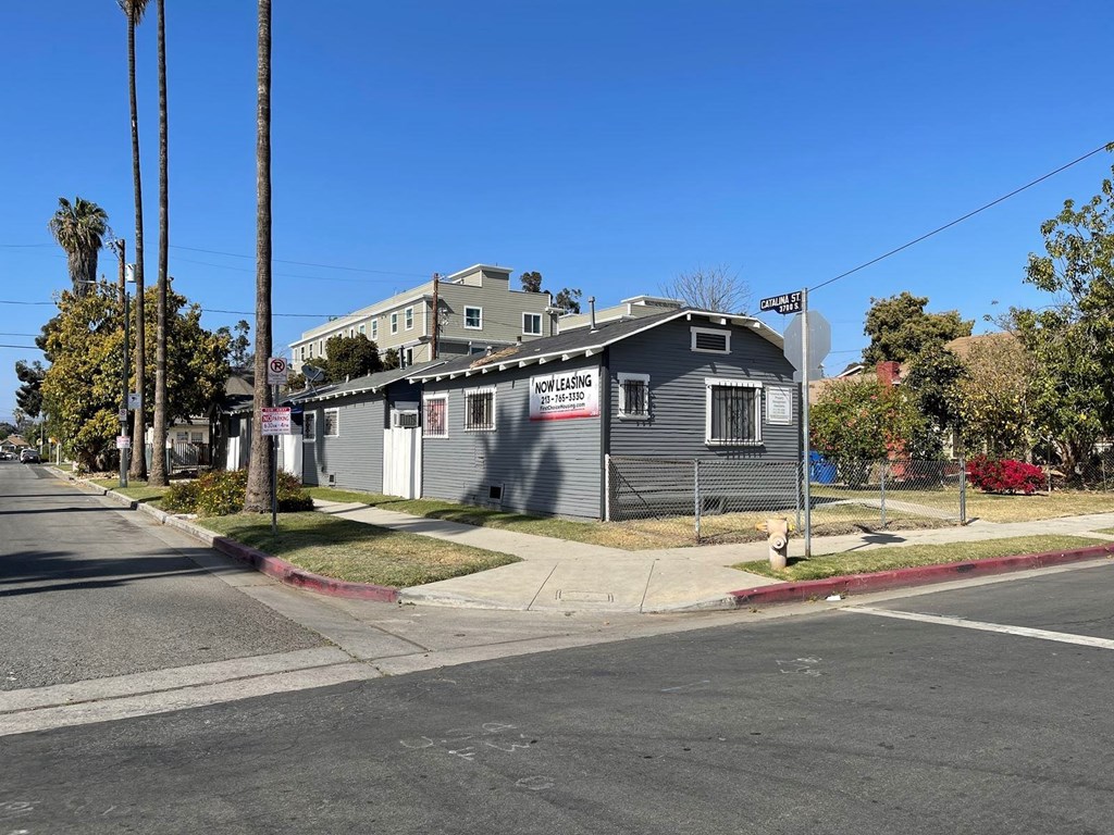 G11--1187-1199 W. 37th Drive
