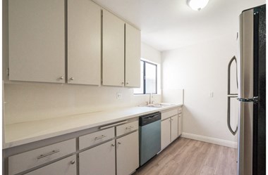 2041 N. Commonwealth Ave. 1-2 Beds Apartment for Rent