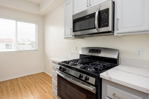 the preserve at ballantyne commons apartment kitchen with stove and microwave