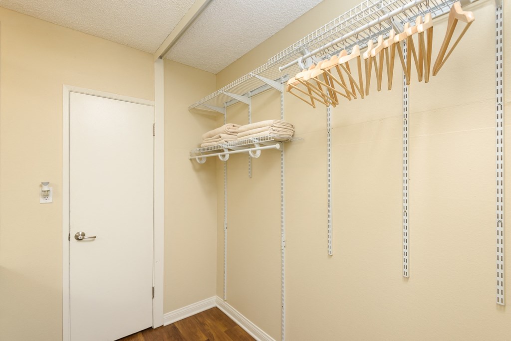 Apartments for Rent with Walk-in Closest in Santa Ana