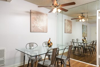 Apartments in Santa Ana with Dining Room - Photo Gallery 8