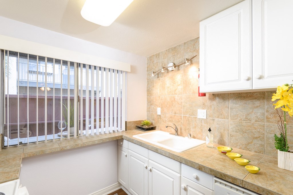 Kitchens with Granite Countertops in Santa Ana