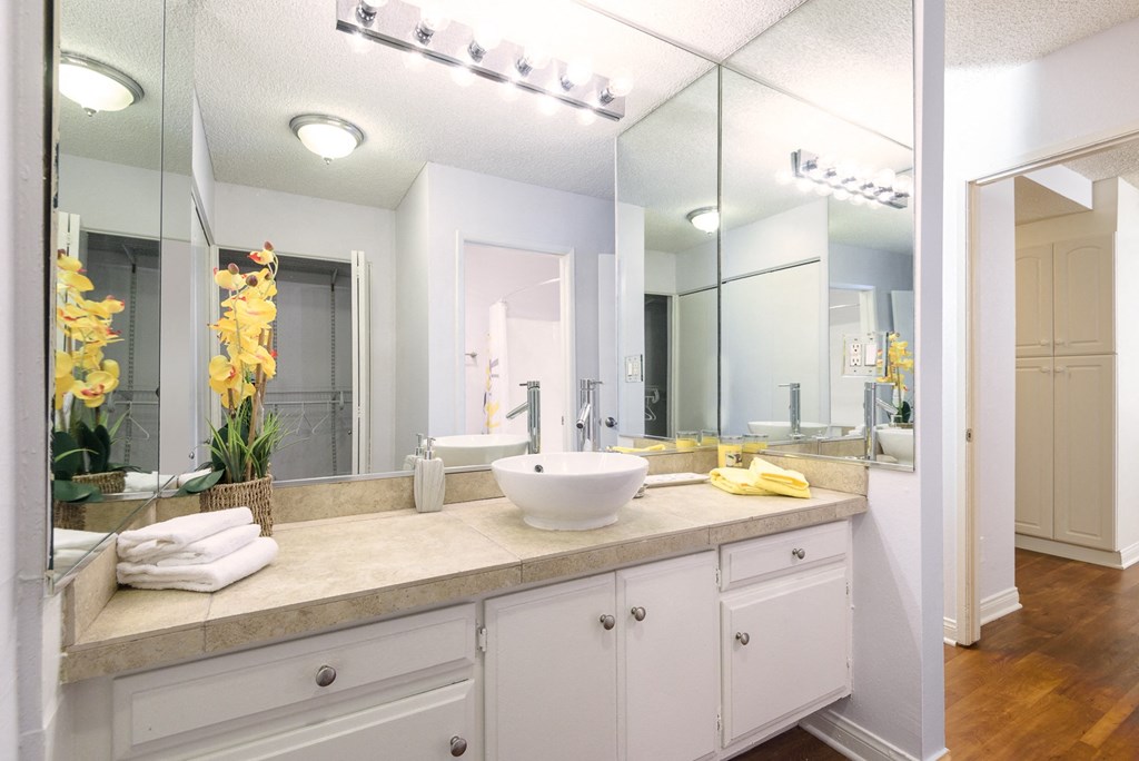 Apartments with Elegant Bathrooms in Santa Ana