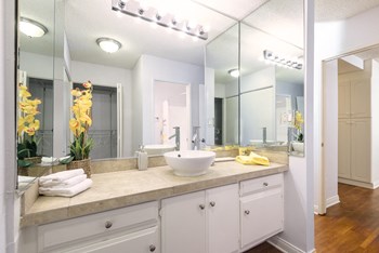Apartments with Elegant Bathrooms in Santa Ana - Photo Gallery 12