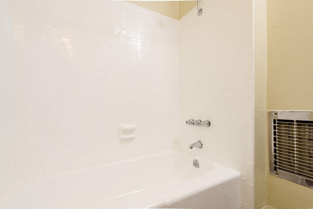 bathrooms in apartments for rent in Long Beach