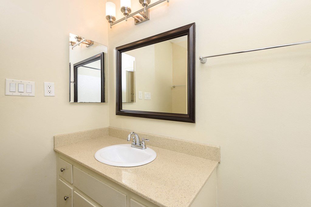 apartments for rent with bahtroom in Long Beach