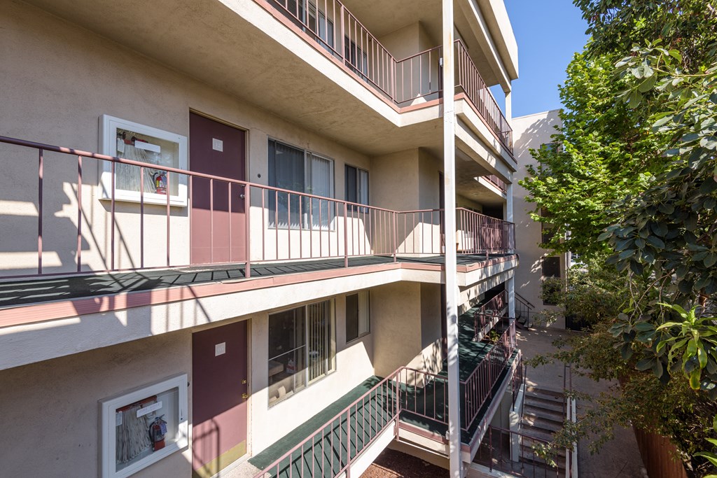 a view of the balconies in apartments for rent in Lon Beach