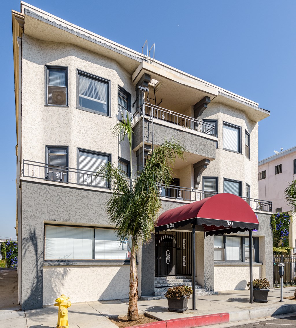 Entrance to Gatsby Apartments